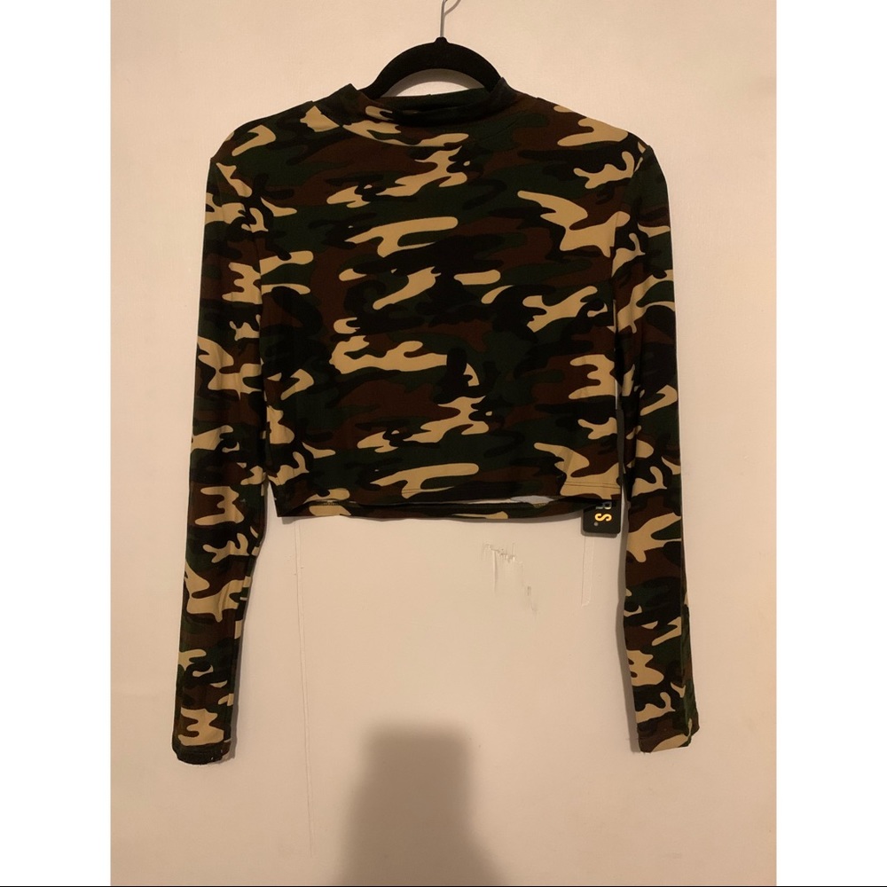 Feathers camo crop top
